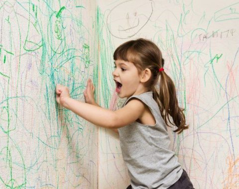پاک کردن اثر نقاشی کودکان روی دیوار